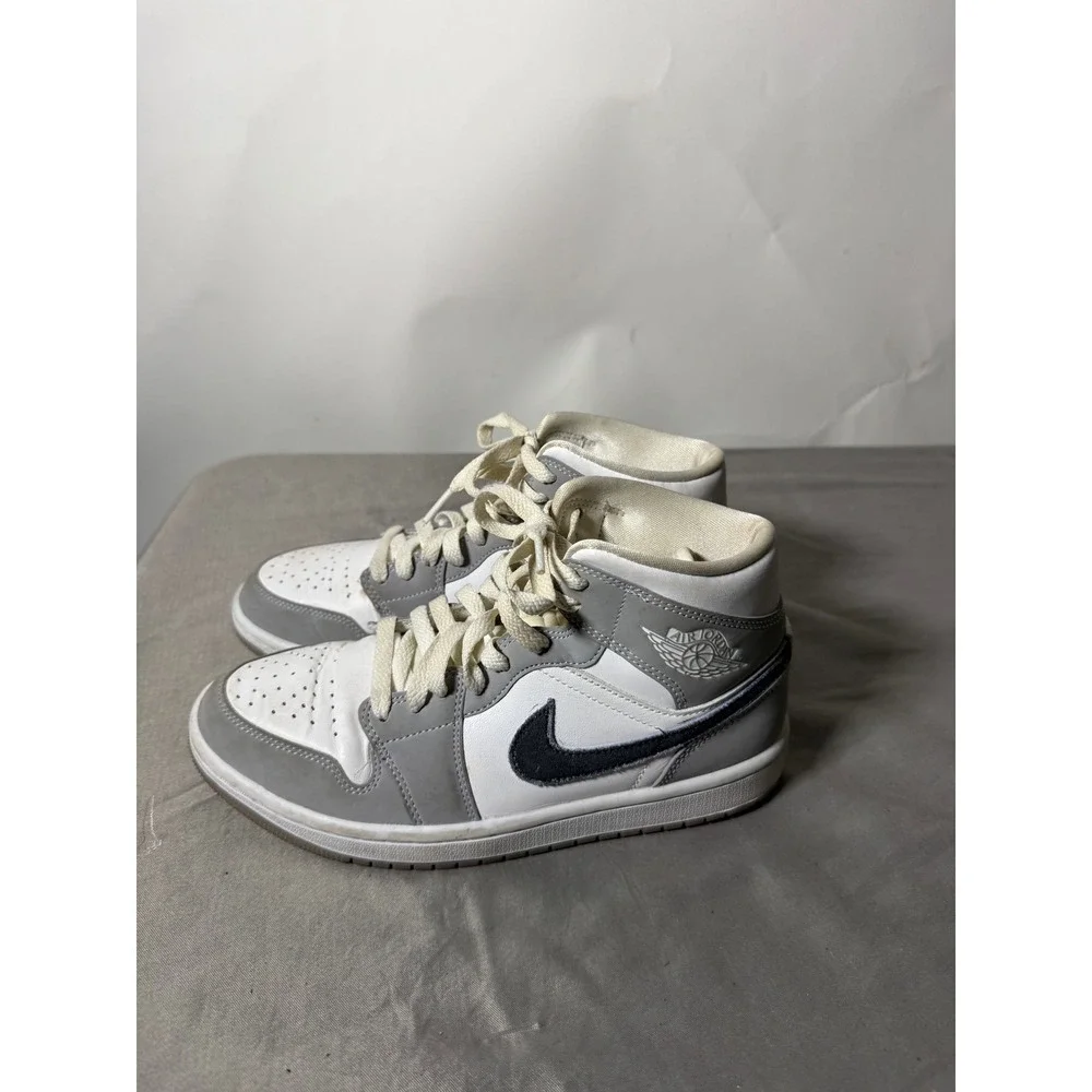 Nike Air Jordan 1 Mid Womens Size 7 Grey White Black Gum Sole Sneaker BQ6472-007